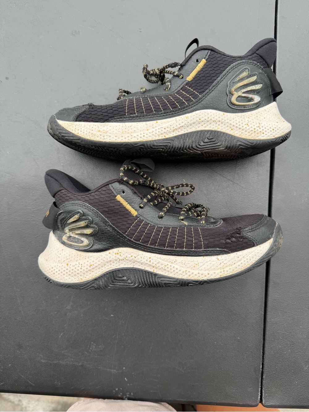 Under Armour Curry Black Metallic Gold SZ M9 W10.5